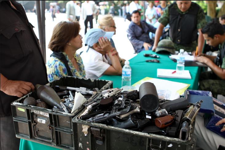 Los potosinos cambian sus armas por dinero o electrodomésticos. 