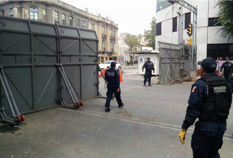 Las vallas en avenida Bucareli para bloquear el paso a manifestantes, y con ello a vehículos, las colocan policías federales, no son de la Ciudad de M