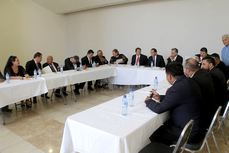 El alcalde Luis de Villa, hizo el anuncio a los integrantes del cabildo en el Teatro Centauro.