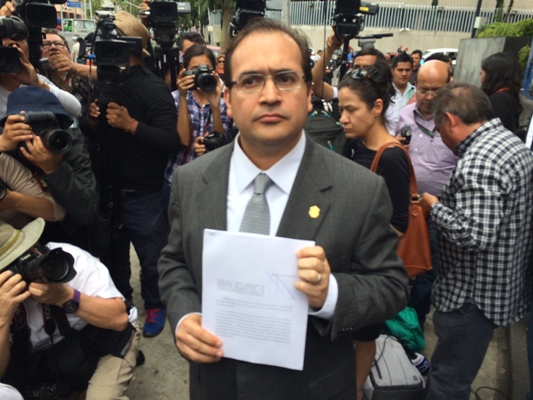 El gobernador de Veracruz, Javier Duarte, denunció al gobernador electo, Miguel Ángel Yunes, por enriquecimiento ilícito y lavado de dinero.