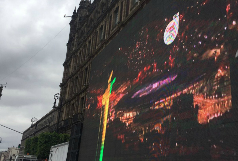El gobierno capitalino instaló 10 grandes pantallas en las que los capitalinos siguen la ceremonia de los Juegos Olímpicos de Río de Janeiro, Brasil.