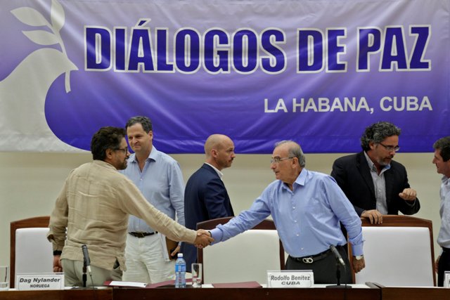 El gobierno de Colombia y las FARC anunciaron en La Habana las reglas que regirán para el cese al fuego y el desarme de la guerrilla, acordado el pasa