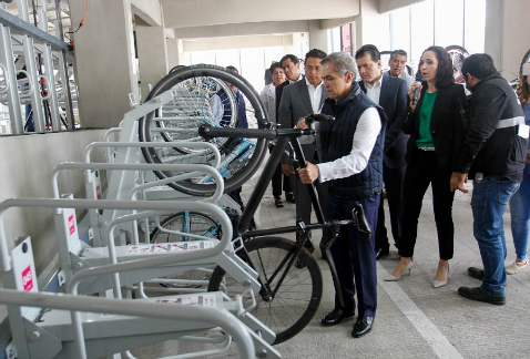 El jefe de Gobierno capitalino, Miguel Ángel Mancera, recorrió las instalaciones del nuevo Biciestacionamiento Masivo La Raza.
