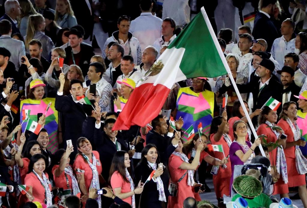 La delegación mexicana desfila en el Estadio Maracána.