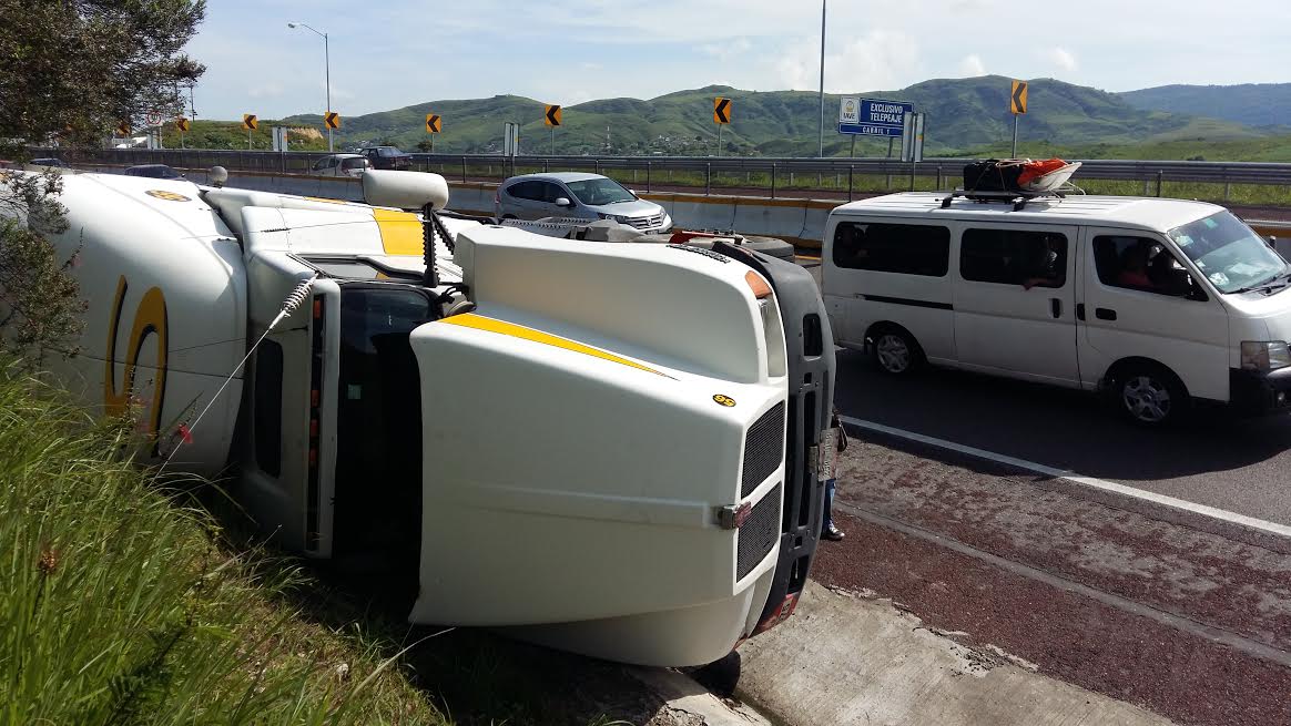 La pipa quedó volcada sobre un costado. 