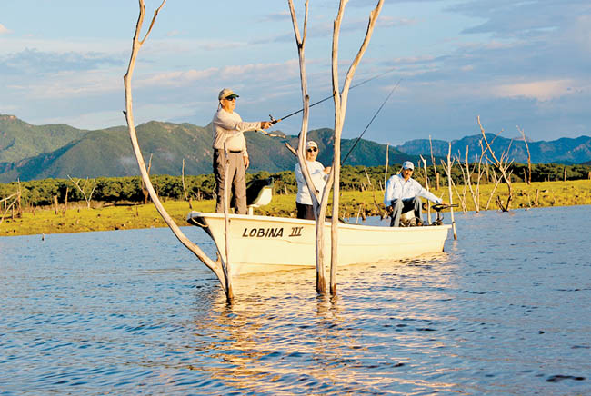 Visitantes a la espera de que alguna tilapia o lobina pesque el anzuelo. 