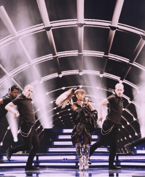 Ariana Grande sorprendió en la televisión al cantar los éxitos de Whitney Houston. 