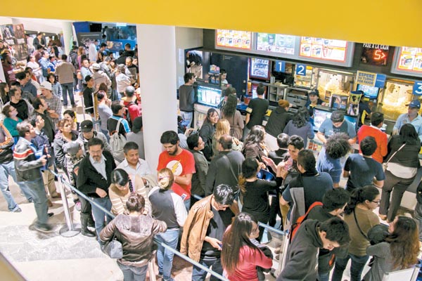 Cientos de fanáticos se dieron cita desde temprano para estar presentes en la premier.