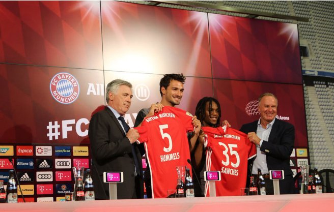 Mats Hummels y Renato Sanches posando con sus nuevos jerseys