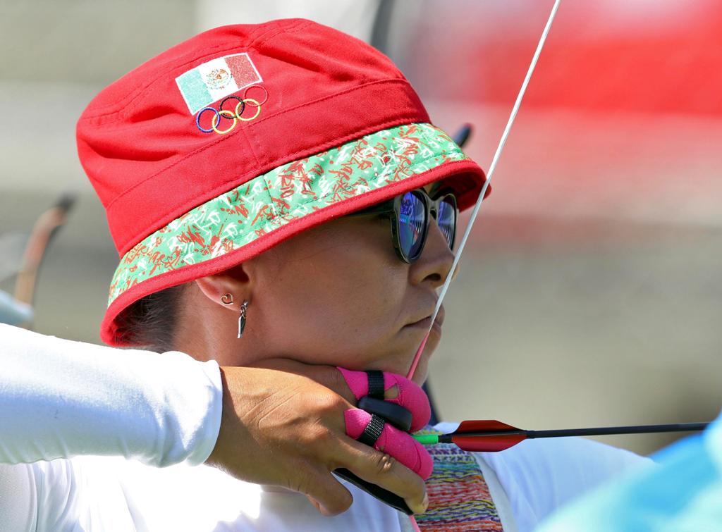 Aída Román en la prueba de tiro con arco por equipos 