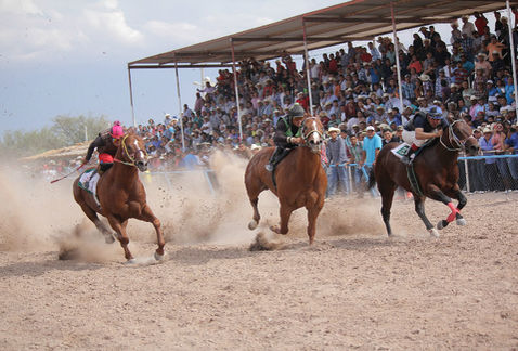 Clausuran pista San Juan de Sabinas, por ofrecer carreras de caballos y vender bebidas alcohólicas.