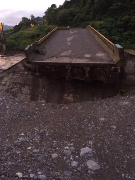 El puente quedó destruido por la crecida del río.
