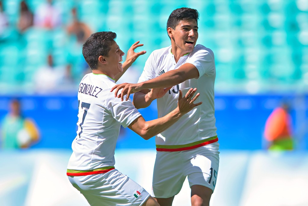 Erick Gutiérrez celebra uno de sus goles ante Fiji 