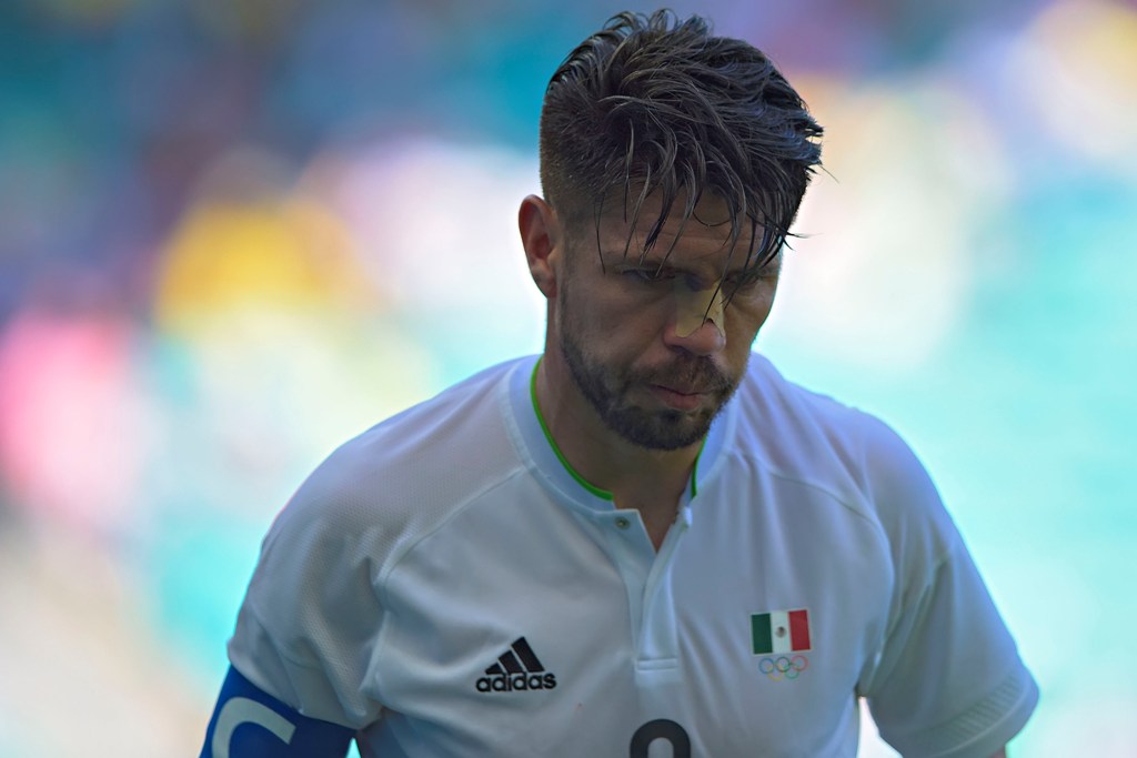 Oribe Peralta recibió un fuerte golpe en el rostro 