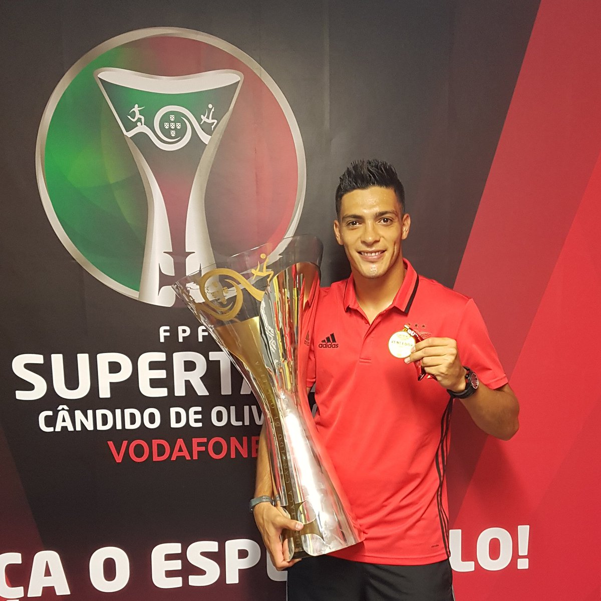 Raúl Jiménez ganó con el Benfica la Supercopa de Portugal