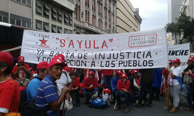 Los campesinos colocaron un campamento en Bucareli para exigir que atiendan sus demandas.