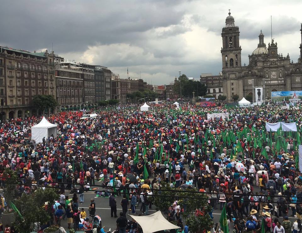 Según los dirigentes del Frente Auténtico del Campo (FAC), más de 100 mil campesinos de diversas entidades están presentes en el primer cuadro de la C