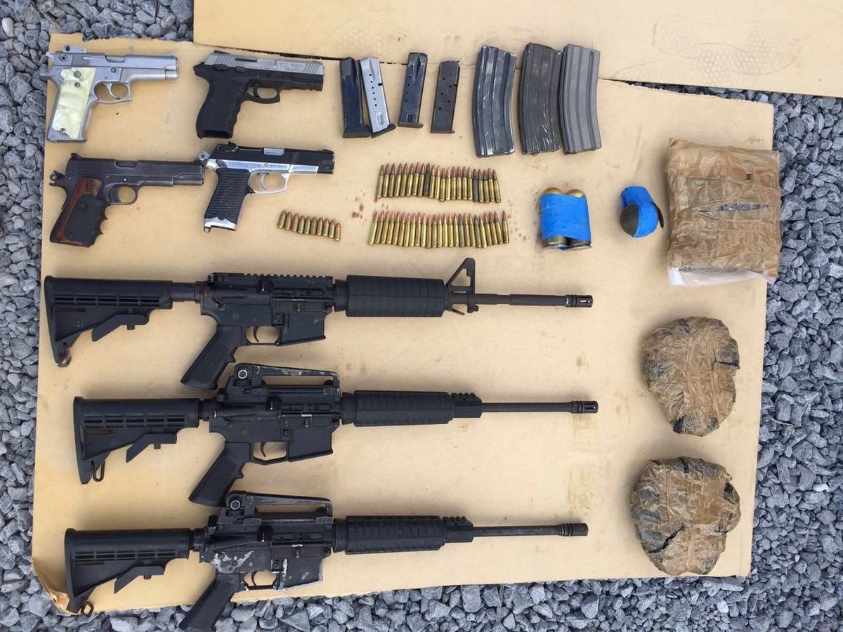 Diversas armas de fuego y 770 gramos de droga fueron asegurados por las autoridades.