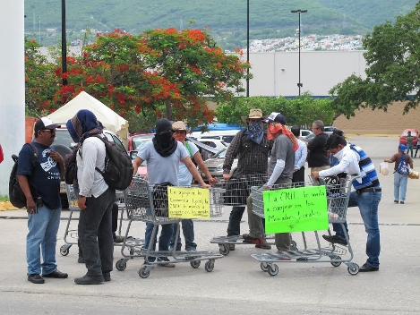 Docenttes disidentes permanecerán el cerco en las tiendas departamentales hasta las nueve de la noche.