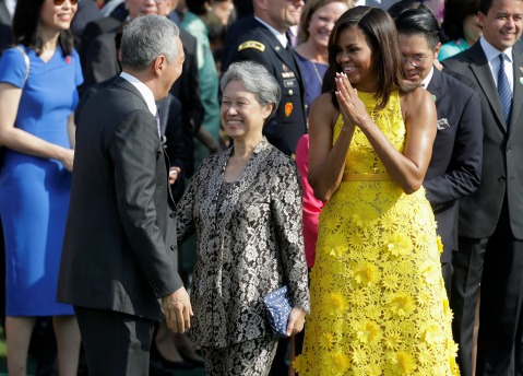 La esposa del Primer Ministro de Singapur llevó el peculiar bolso en su visita a la Casa Blanca. 