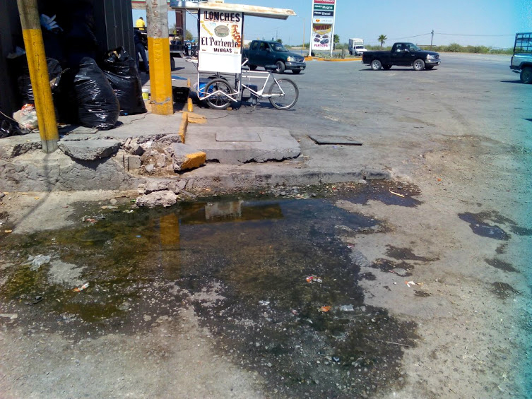 Los vecinos de la calle Pabellón de Matamoros, piden que arreglen el problema de la fuga de aguas negras.