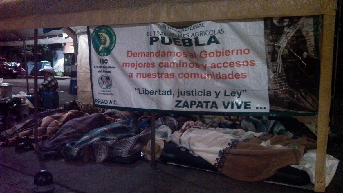 Campesinos permanecen en plantón en Bucareli, en demanda de que la Secretaría de Gobernación responda a sus peticiones.
