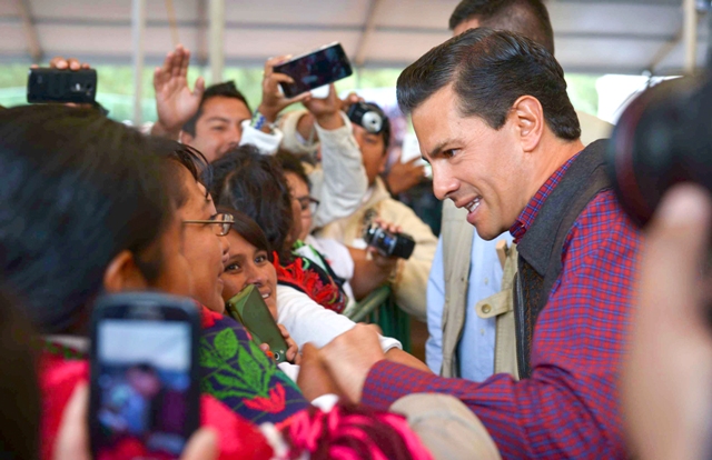Enrique Peña Nieto entregó un reconocimiento a los niños triquis que ganaron la Copa Barcelona de basquetbol.
