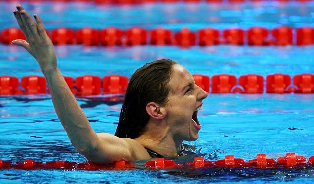 Katinka Hosszu celebra tras ganar el oro en los 100 metros dorso 