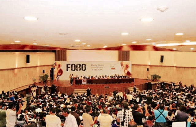 Maestros disidentes y académicos discuten la evaluación educativa integral en el foro alterno para analizar el nuevo modelo educativo.