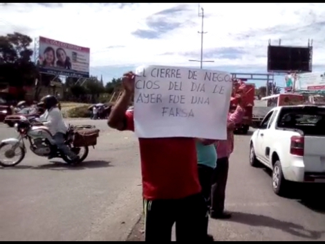 Mentores mostraron pancartas en sus bloqueos para reprochar el paro de labores de las empresas, pues dicen que fue una “farsa”.