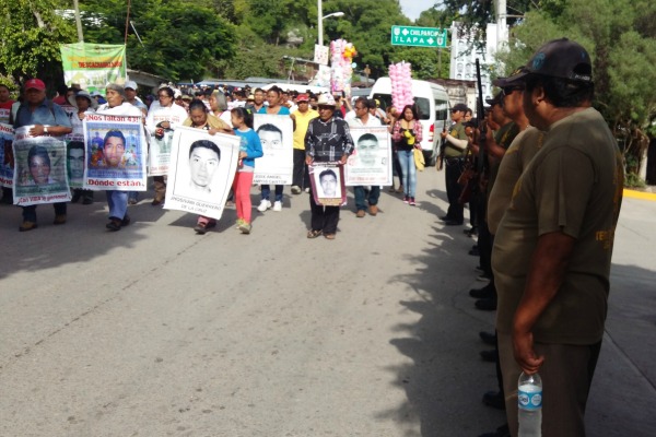 Padres de los 43 normalistas desaparecidos marchan en Tixtla, para impedir que elementos del Ejército ingresen a la cabecera municipal.