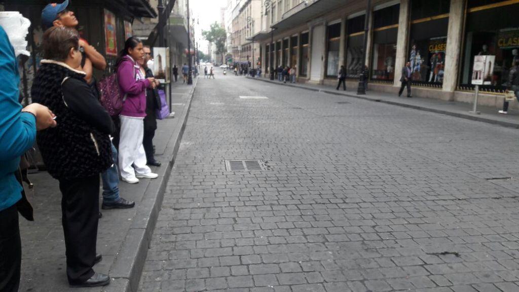 Personal de la Subsecretaría de Transporte junto con orientadores viales, informan a los usuarios sobre las nuevas paradas que hacen las unidades de t