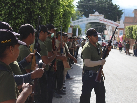 Policías comunitarios en la marcha de Tixtla.