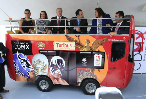 La ruta del Turibús por el centenario de la Constitución fue puesta en marcha por senadores y autoridades capitalinas.