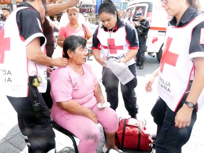 En Torreón, una camioneta de valores atropelló a una mujer e intentó huir.