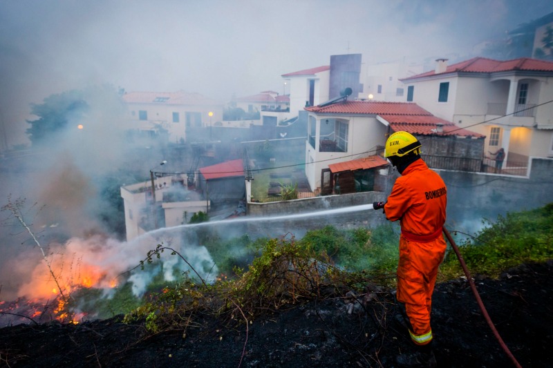 Las altas temperaturas ayudaron a que el incendio se propagara rápidamente. 
