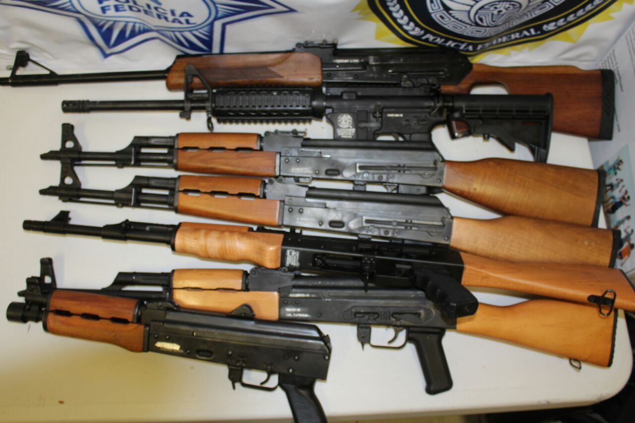 El cargamento constaba de cinco fusiles de asalto calibre 7.62x39 milímetros, un arma larga calibre .223 y un fusil calibre .308.