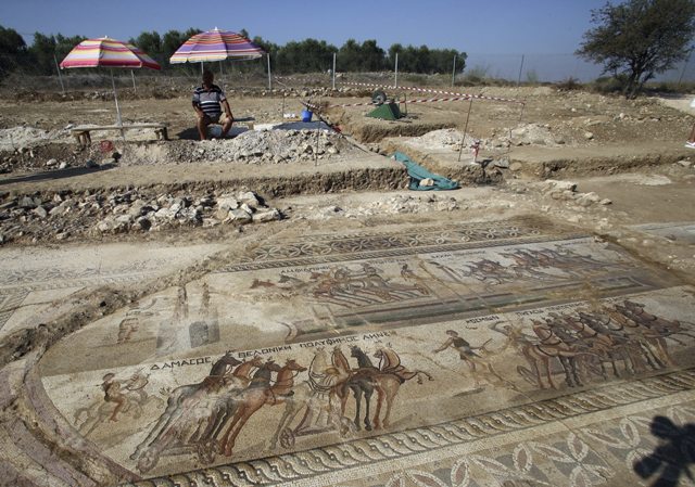 De los de los cientos de pisos de mosaicos descubiertos en el mundo apenas siete muestran carreras en el hipódromo, como el de Chipre.