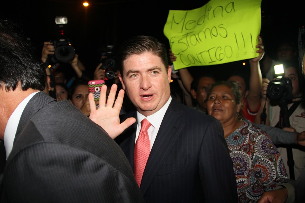 El ex gobernador Rodrigo Medina al salir de la audiencia. 