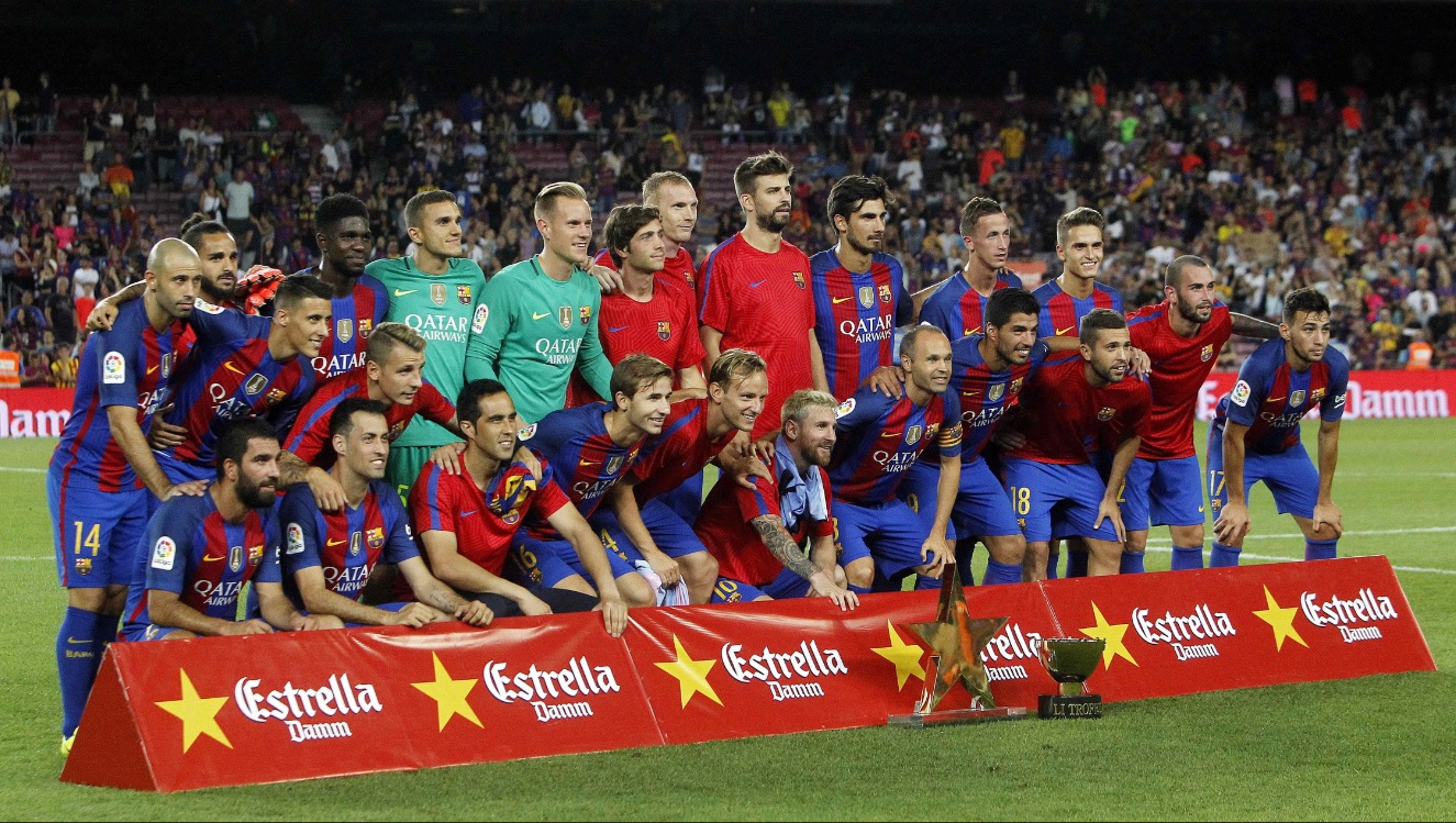FC Barcelona posa con el trofeo 'Joan Gamper'