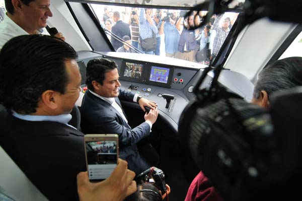 El gobernador de Jalisco, Aristóteles Sandoval, señaló que espera que el primer vehículo llegue en diciembre.