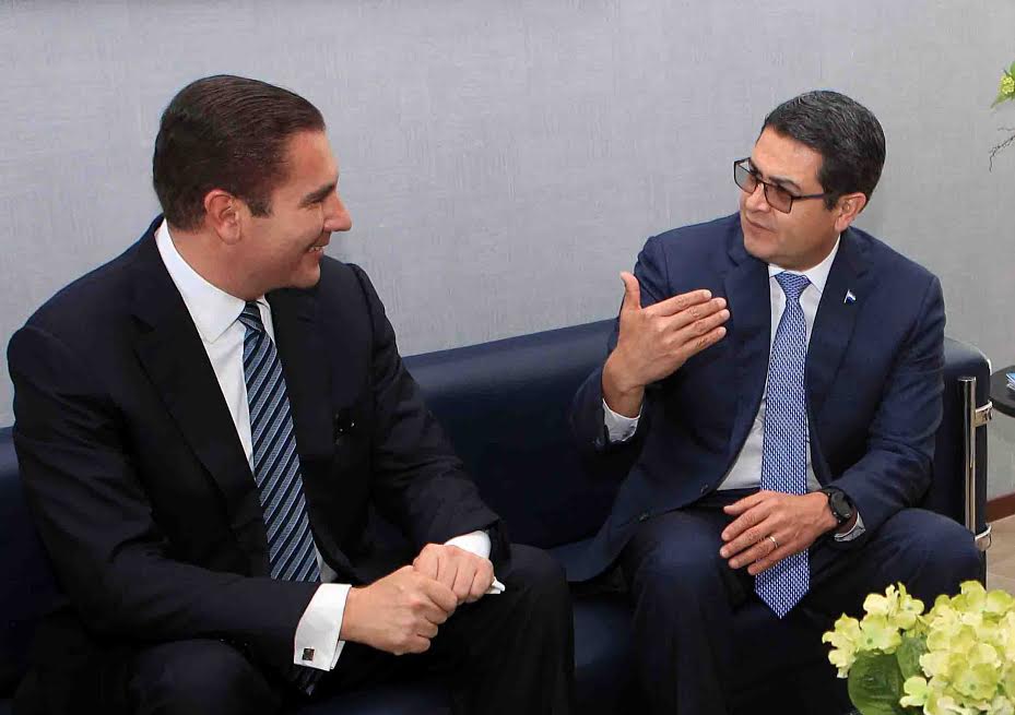El gobernador se reunió con el presidente de Honduras para estrechar relaciones. 