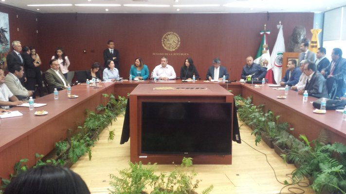 Legisladores del PRD y maestros de la CNTE se reunieron en el Senado para discutir temas relacionados con la Reforma Educativa.
