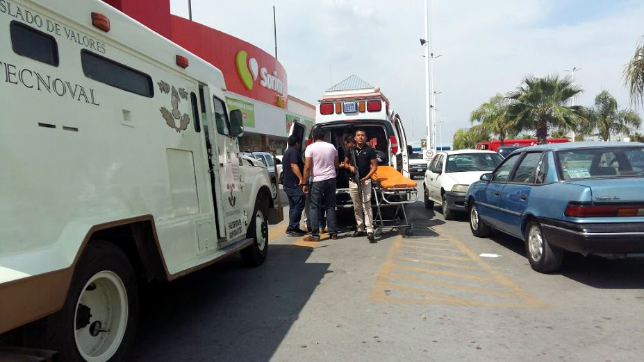 Los sujetos que robaron 2 millones 600 mil pesos, en un centro comercial ubicado en bulevar Rodríguez Triana de Torreón.