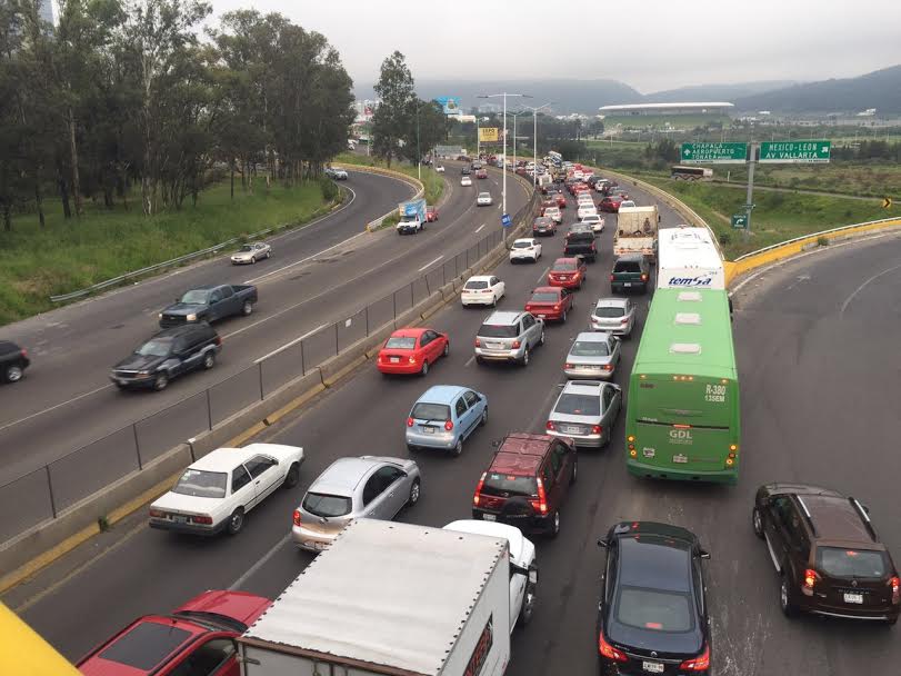 Tráfico en Peiférico Poniente por obras