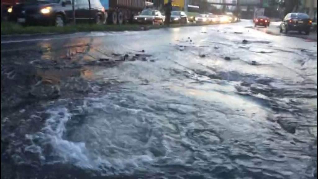 Dos de los tres carriles de avenida Constituyentes fueron cerrados por la fuga de agua. 