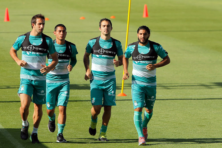 Santos se prepara para enfrentar este domingo a Chivas.