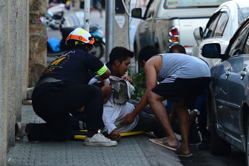La zona fue acordonada por la policía local y los heridos fueron atendidos en el lugar.