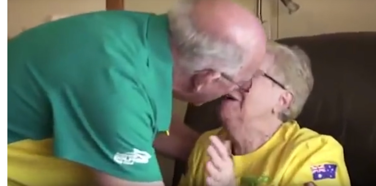Los abuelos de Kyle Chalmers, celebran la presea de su nieto 