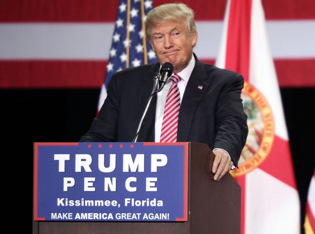 El candidato republicano Donald Trump dijo que sus comentarios sobre que Obama fundó el EI fueron sarcasmos. 